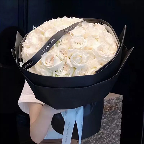 33朵白玫瑰花